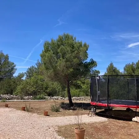 Nella Hvar *