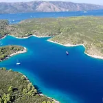Nella Hvar *